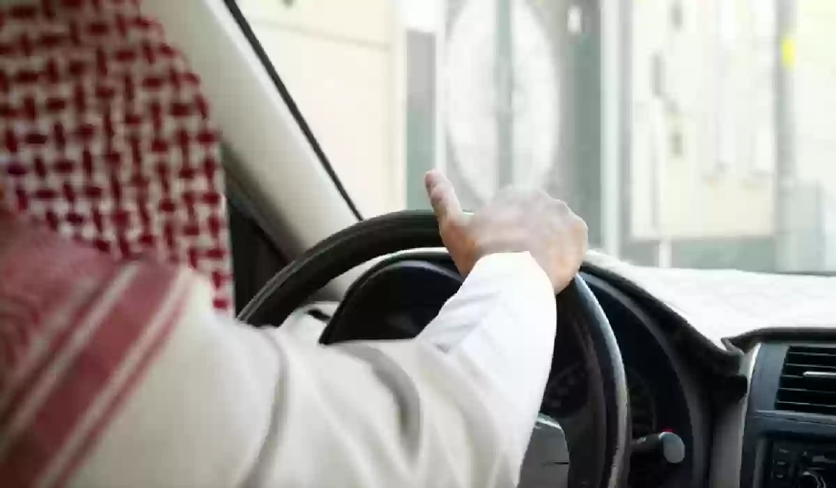 ساعة ذكية تنقذ مواطنًا فقد وعيه أثناء القيادة بأحد شوارع الرياض.