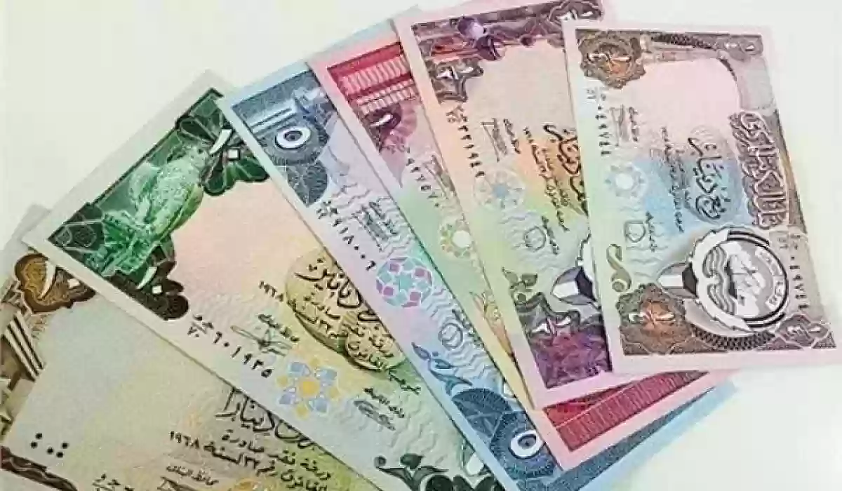 الدينار الكويتي يتفوق على الريال السعودي بـ 12.23 ريال في تحويل العملات